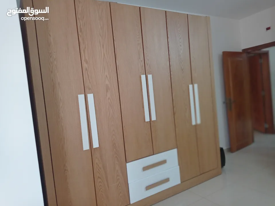 شقه مفروشه للايجار الشهري ،تصلح لعائله ،قريبه على الخدمات،مشمسه،خط سرفيس،قرب مستشفى الاتحاد ،ساحه