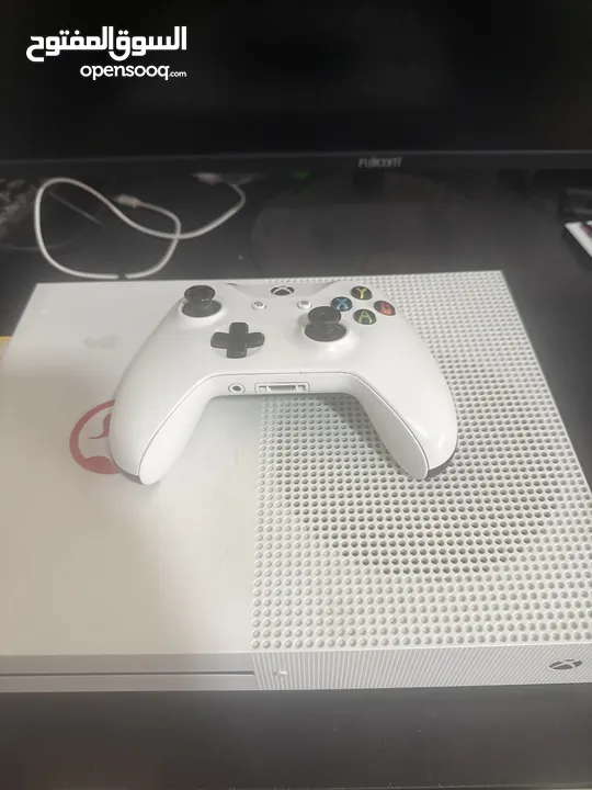 Xbox one s (مع يد تحكم)