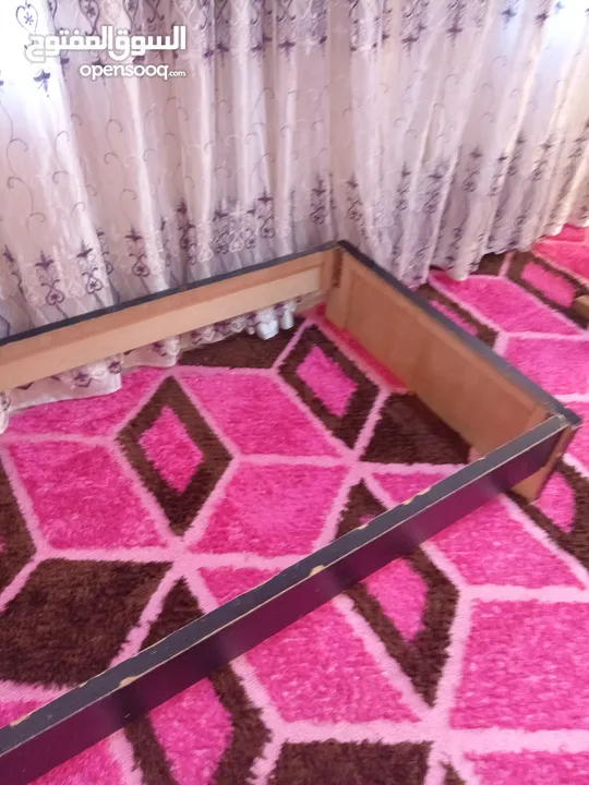 ثلاجة شغاله لكن بابها مكسور + مشابة بيبي  + سرير خشب مفرد + فرن عربي