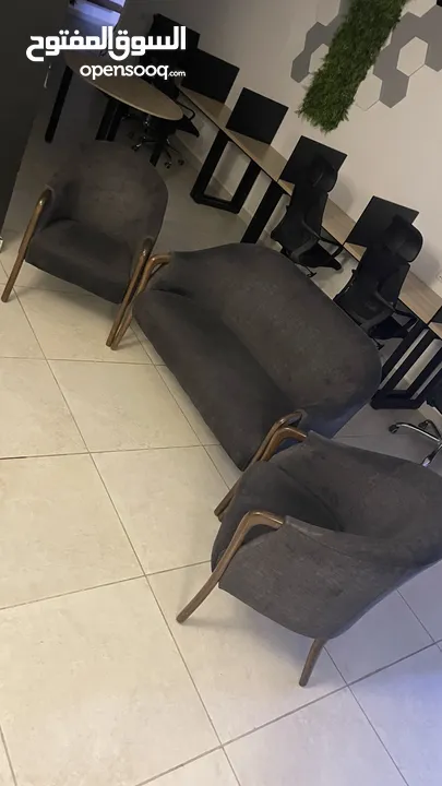 اثاث مكتبي كراسي شبك/ مدير جلد /طاولات اجتماعات / مكاتب فردية شبه جديد لمركز دراسي لم يعمل
