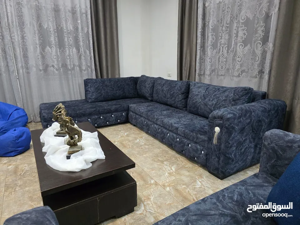 جدد غرفة ضيوفك.. طقم كورنر 9 مقاعد لون اسود قماشه ووتربروف خشب سويد استعمال بسيط جدا اقل من شهر