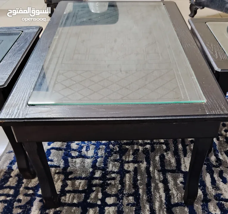 طاولات وسط خشب عدد 3 واحده كبيره واثنتان أصغر.. ومعهم هديه مجانيه طقم سرفيس لون سكني