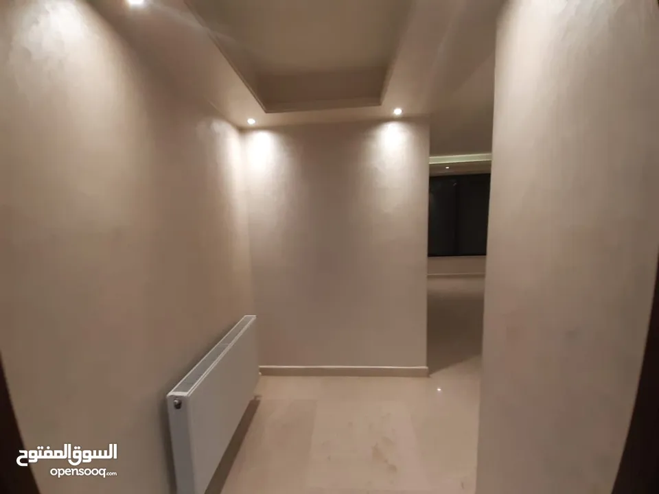 شقة فارغة في - دير غبار - مساحة 200 متر ثلاث غرف نوم بخزائن حائط (6779)