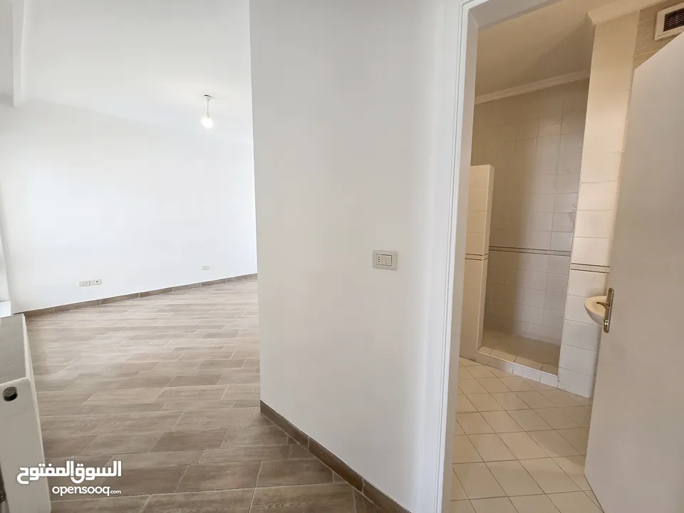 ارقى مناطق جبل عمان شقه ارضيه للبيع 4 نوم مع تراس و كراج خاص