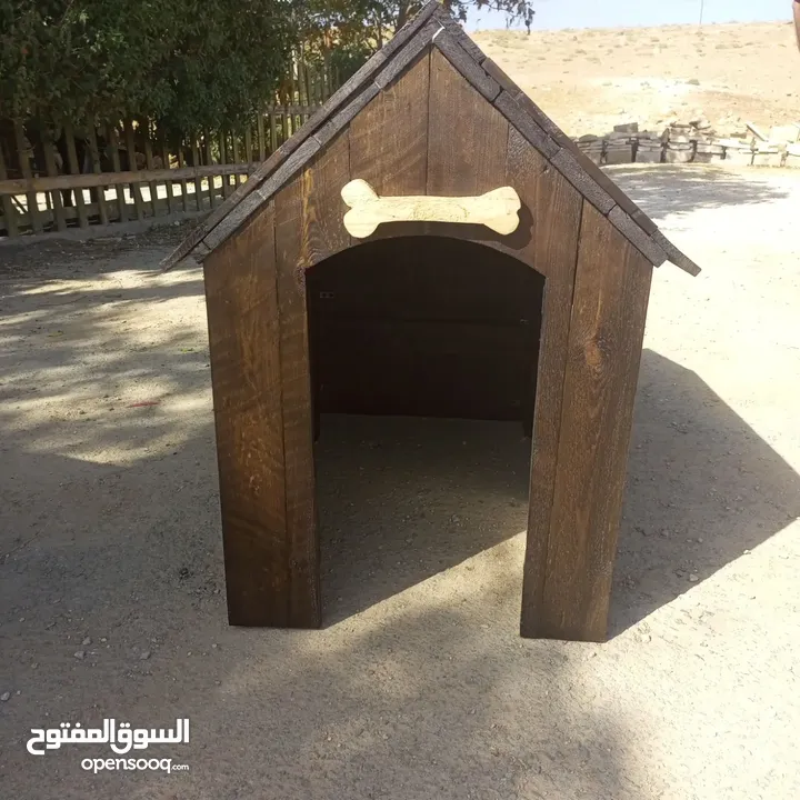 أكواخ خشبية وبيوت للحيوانات