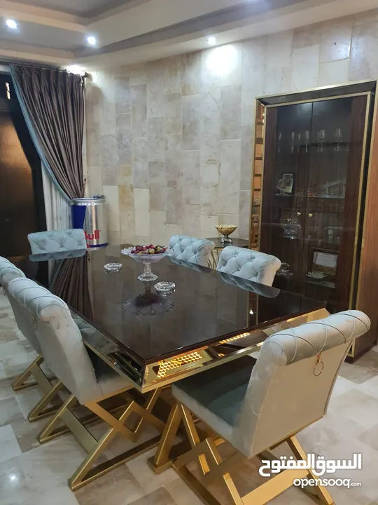 شقة ارضية مساحة 240 متر مع حديقة وتراس 180 متر