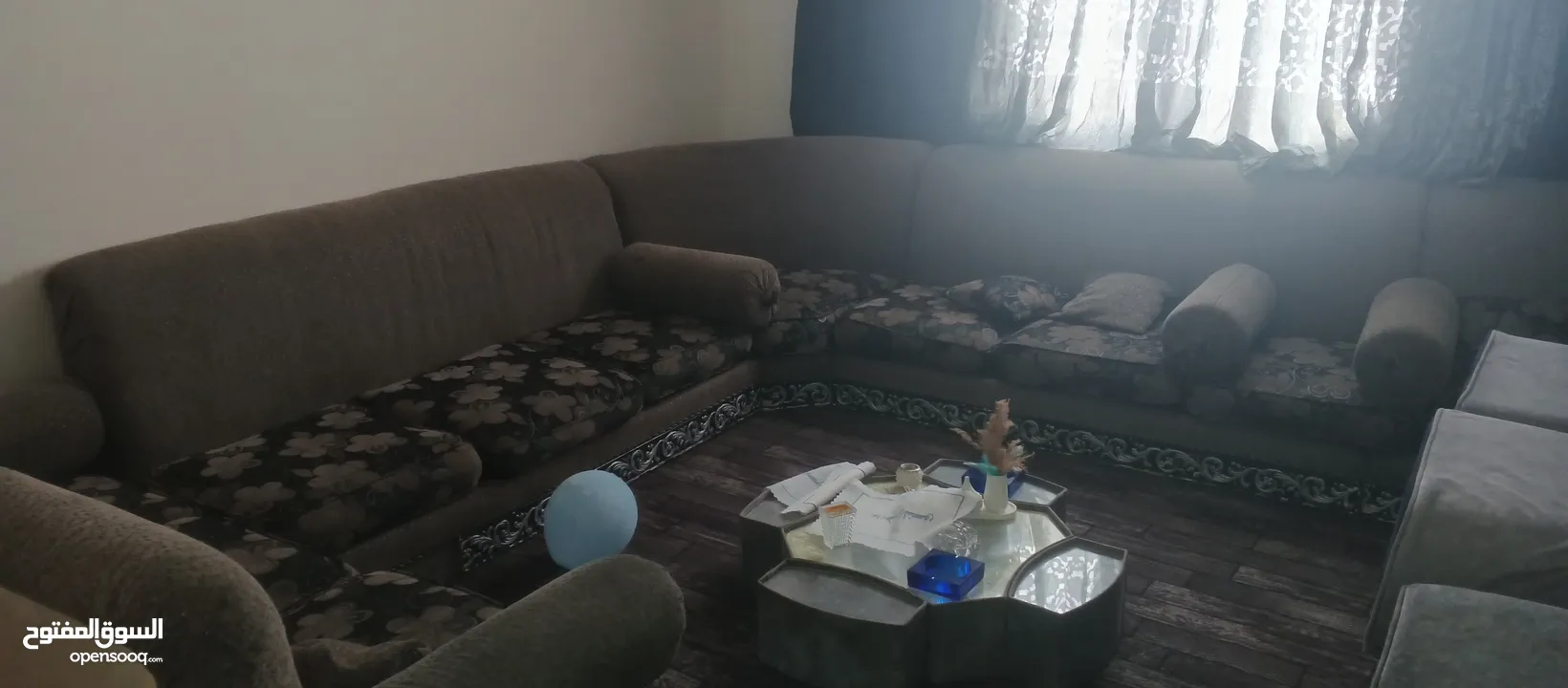 مجلس بحاجه تنجيد وتزبيط وسرير مفرد عدد 2 للبيع