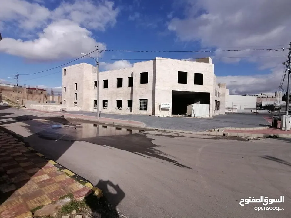 مجمع تجاري للبيع في منطقة المقابلين شارع القدس على 3 شوارع
