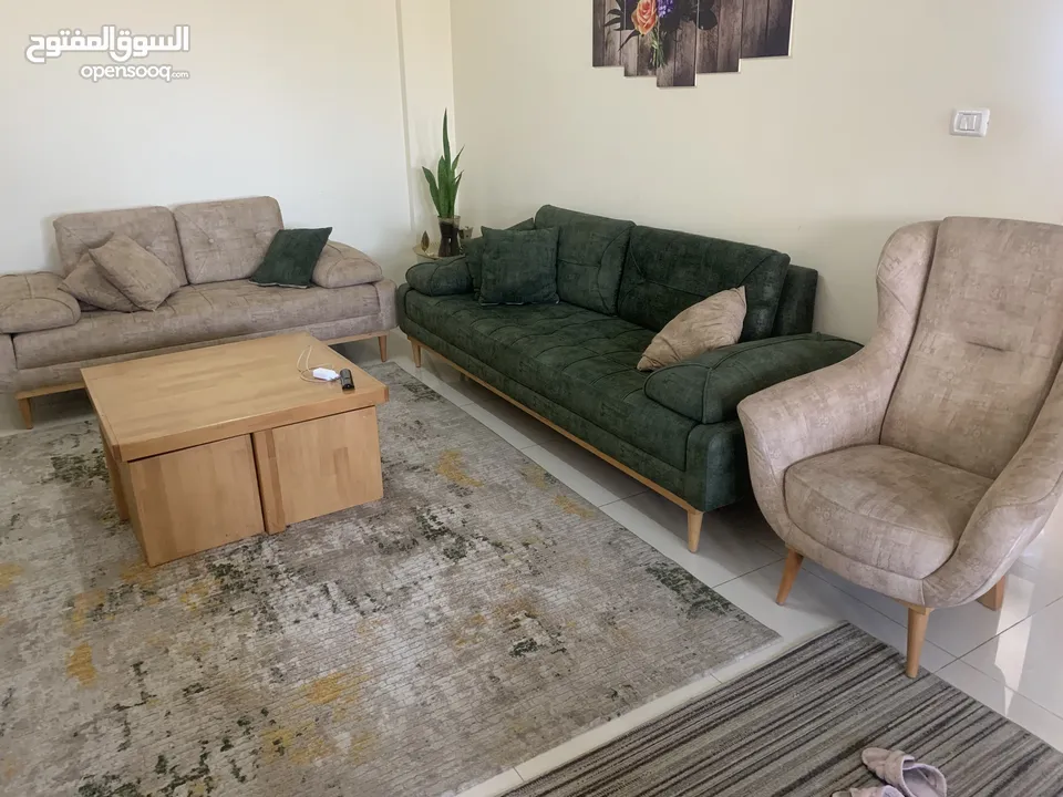 عفش بحالة ممتازة ، غرفة نوم ، طقم صالون ، طاولة سفرة ، خزانتان لون ابيض