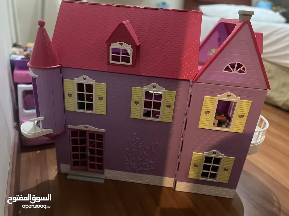 Selling a pre - loved dollhouse