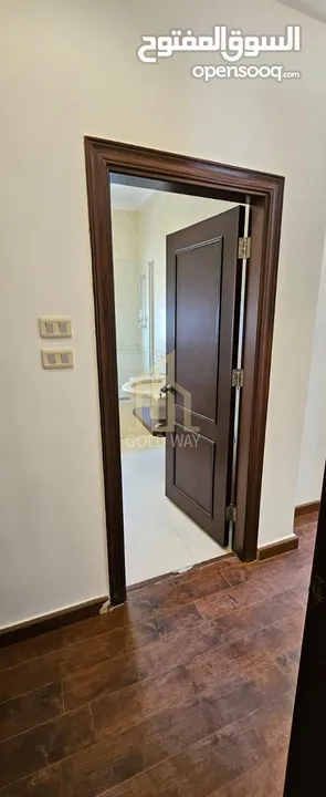 في أجمل مواقع الرابية قرب المدارس المعمدانية شقة طابق ثالث 200م بتشطيبات راقية /ref 9009