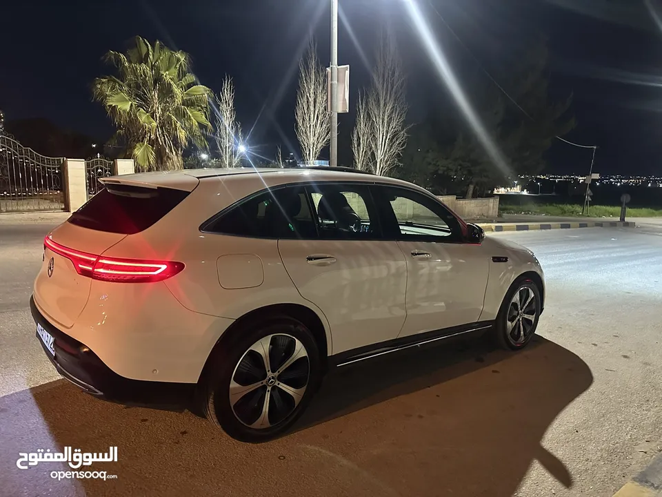 Mercedes EQC400 .