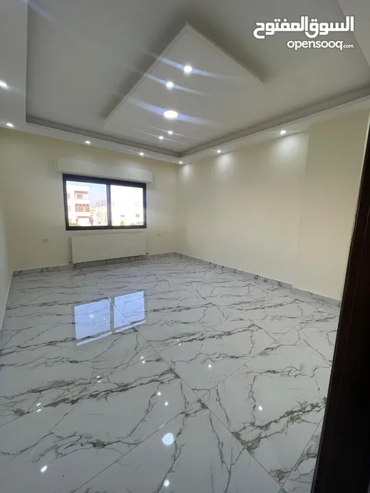 شقه فاخره للبيع بسعر حرق في الجندويل 200م طابق أول من المالك مباشره