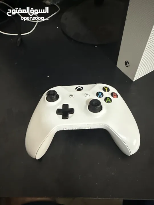 Xbox one s  مستعمل مع يد تحكم لا يوجد التوصيل الا لاماكن قريبة +مستعملة +اسلاكها
