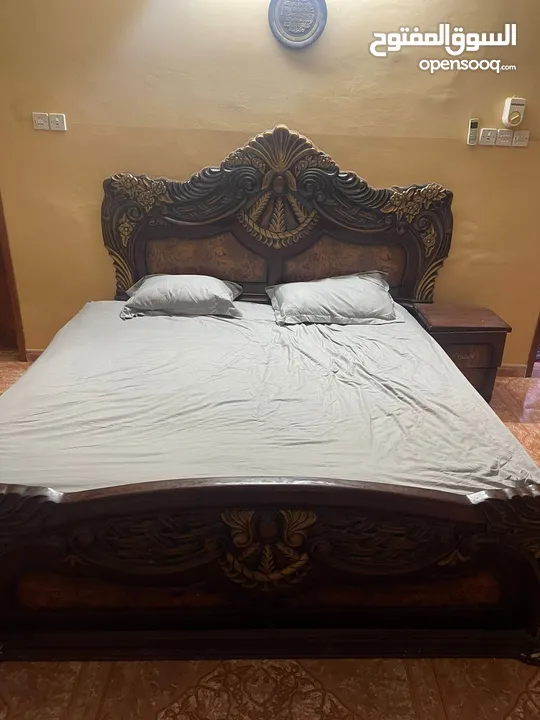 سرير كنج مع دولاب كبير أيضاً بحالة جيدة ( King bed with wardrobe )