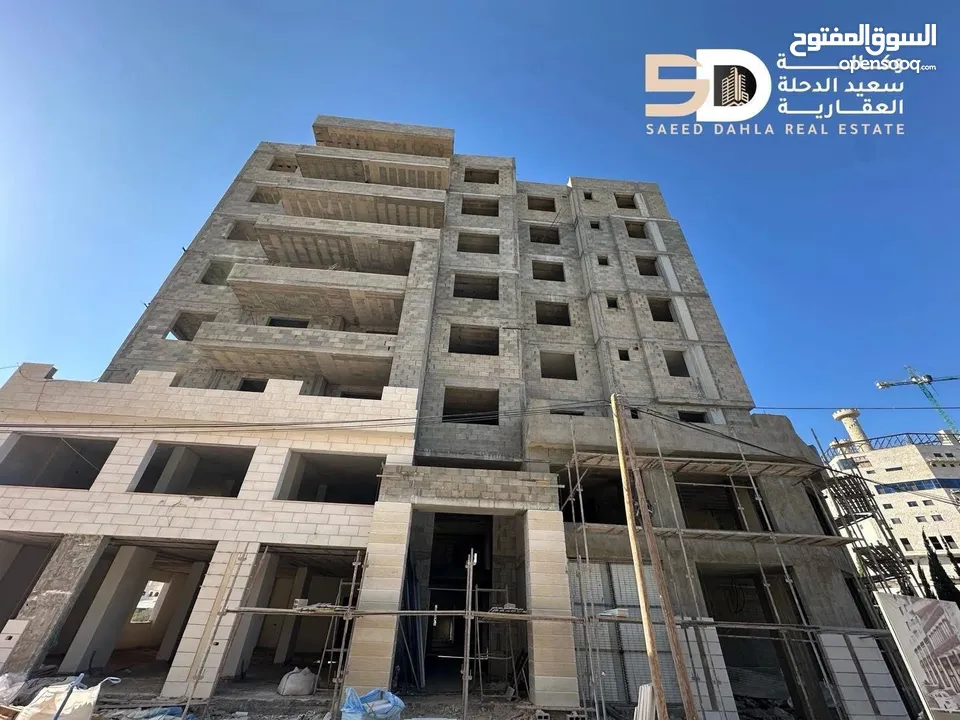 شقة سكنية عظم بمساحة واسعة طابق اول مع ترس بالقرب من وسط البلد مقابل مدرس بنات جنين الثانوية
