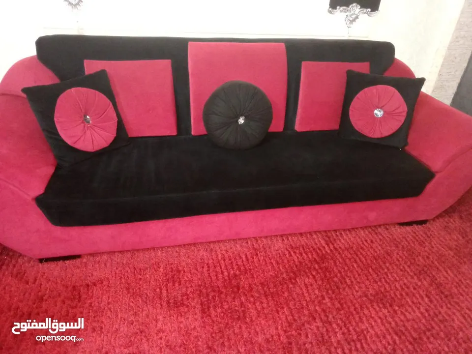 طقم كنب تفصيل خشب سويد معه طاولة وسط تفصيل وسجاده