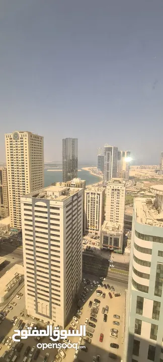 55,000 درهم سنويًا 3 غرف (إحداها ماستر) + صالة و3 حمامات بإطلالة بحرية خلّابة ، قريب من مخرج دبي