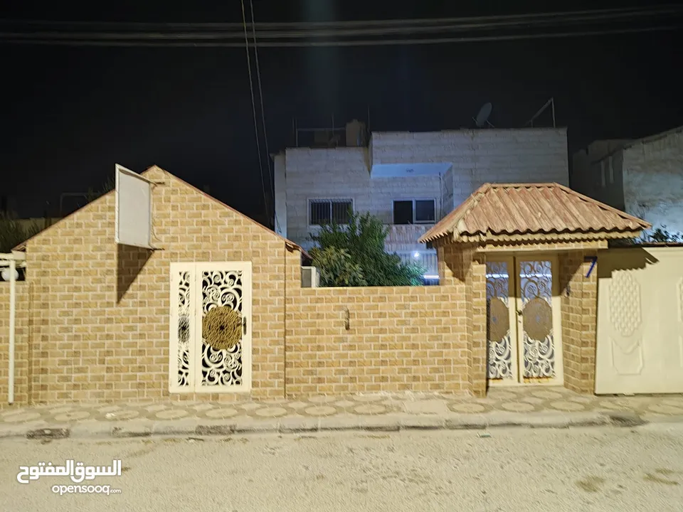 منزل للبيع موقع مميز و اطلاله مميزه و محدث بالكامل