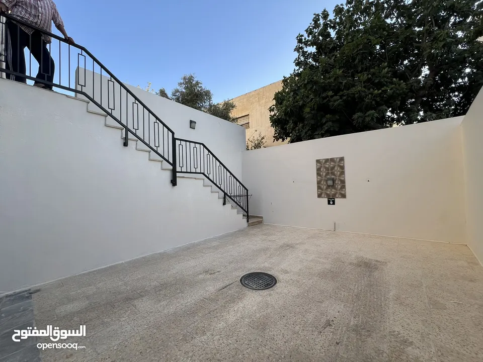 شقة شبه ارضي خلف سيفوي مرج الحمام جديدة وبسعر مغري جدا جدا ..  وبأقل من سعر التكلفة .