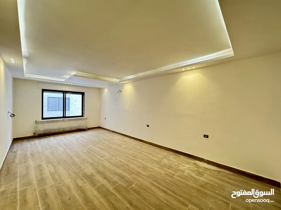 شقه شبه ارضي مميزة مساحة 240م مع تراس 200م بسعر مميز (مشروع 112)