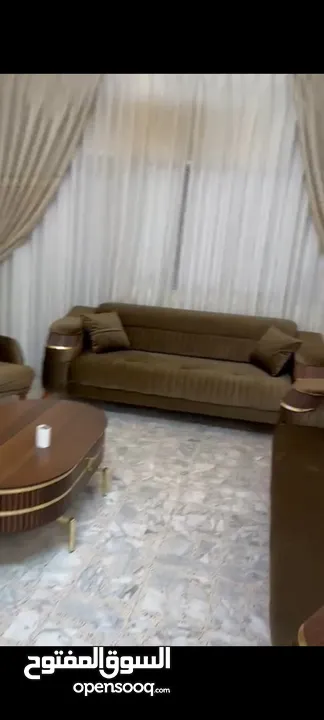 شقة كبيرة 5 غرف.