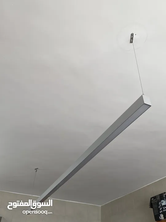 ثريا  طولية متدلية  LED  بطول 3  متر   شبه جديد ومجهزة بتوصيلات تعتيم Dimming