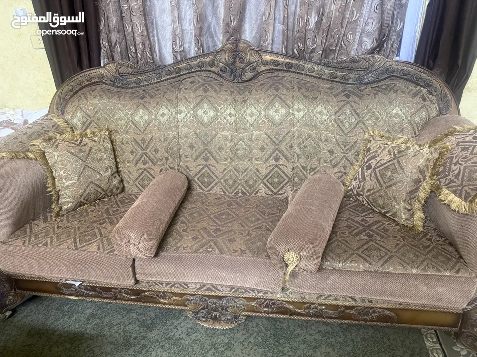 طقم كنب خشب 9 مقاعد + طاولات وسجاد وبرداي - بحالة ممتازه ، غرفة ضيوف كامله و جديده