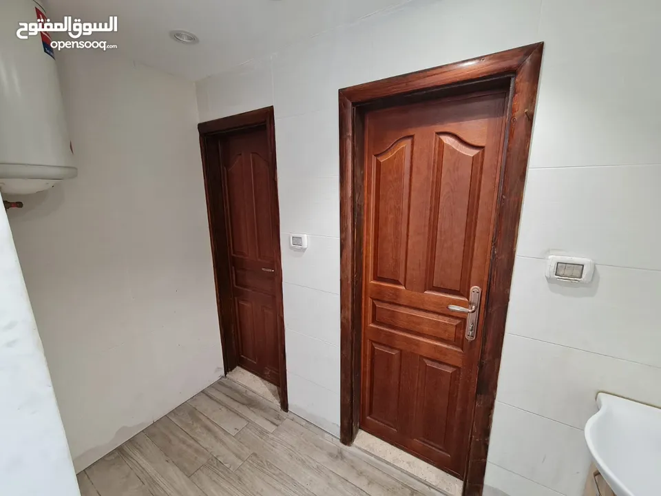محل تجاري للايجار بالقرب من وسط البلد في مدينة الخليل مع واجهة بارزة على الشارع الرئيسي