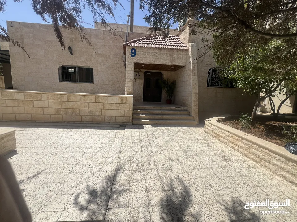منزل مميز للبيع((مرخص تجاري))الزرقاء حي الجندي ارض550م البناء 200م عداد كهرباء2 عداد مياه2