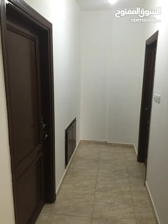 شقة سكن أ ضاحية الامير علي طريق المطار بجانب مدارس بيت المقدس 130 متر مربع طابق 2