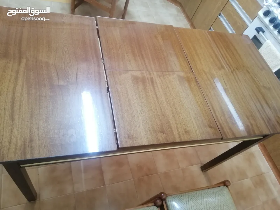 للبيع ثلاث تريات وطاوله مطبخ