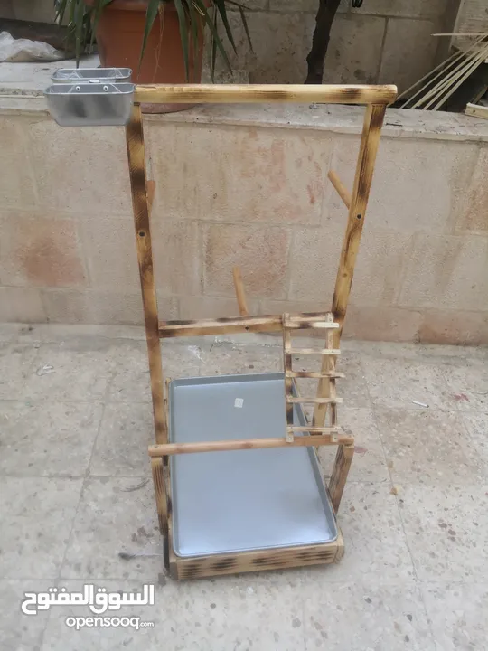 ستاندات ببغاء أحجام وأشكال مختلفة من الخشب ومن المعدن متحركه بعجلات وبدون مع صينية واكواخ كلاب