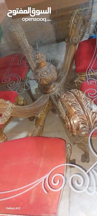 طاوله سفره خشب زان ثقيله جدا نظيفه عدد الكراسي 6 الكراسي بحاجه تنجيد