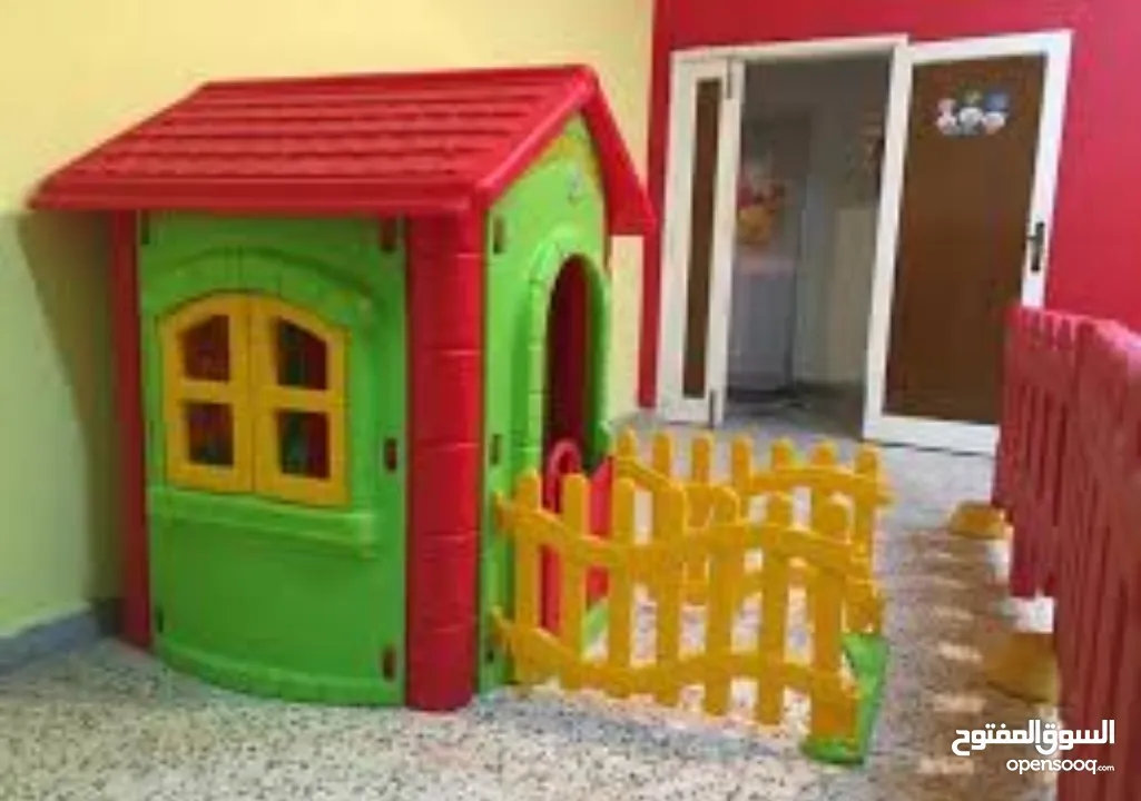 بيت اطفال مع سياج.
