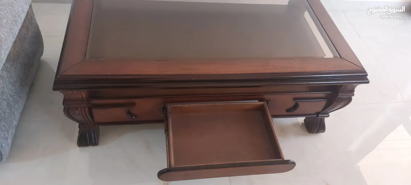 طاولة وسطية لغرفة ضيوف أو معيشة