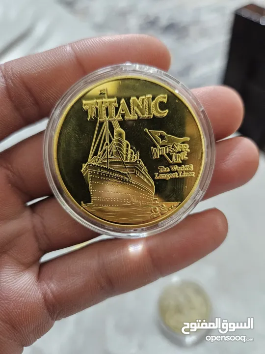 3 عملات تذكارية .