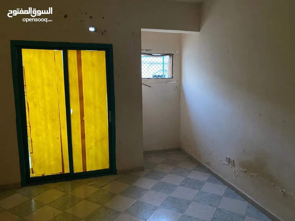 (محمد سعد) غرفتين وصاله بالقاسميه للايجار السنوي  تصلح سكن عزاب