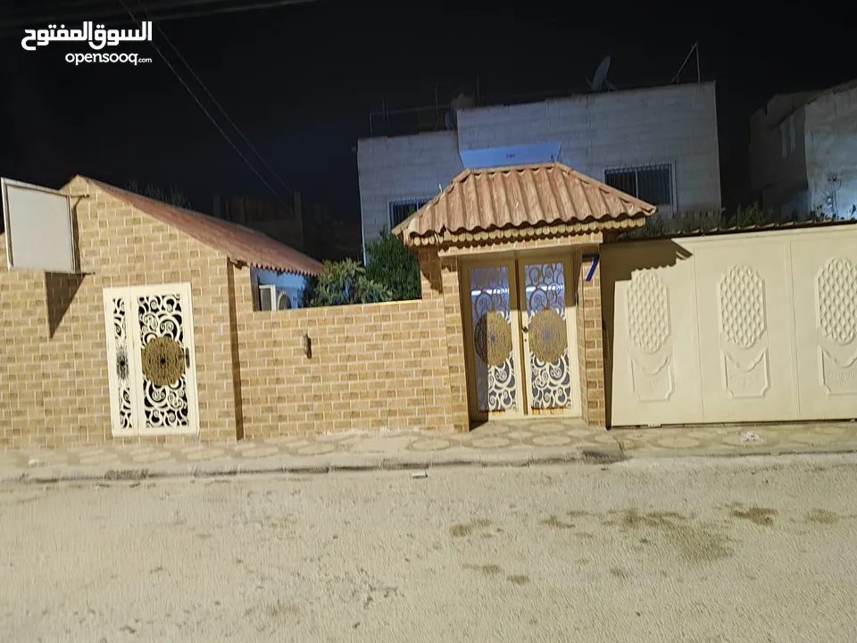 منزل للبيع موقع مميز و اطلاله مميزه و محدث بالكامل