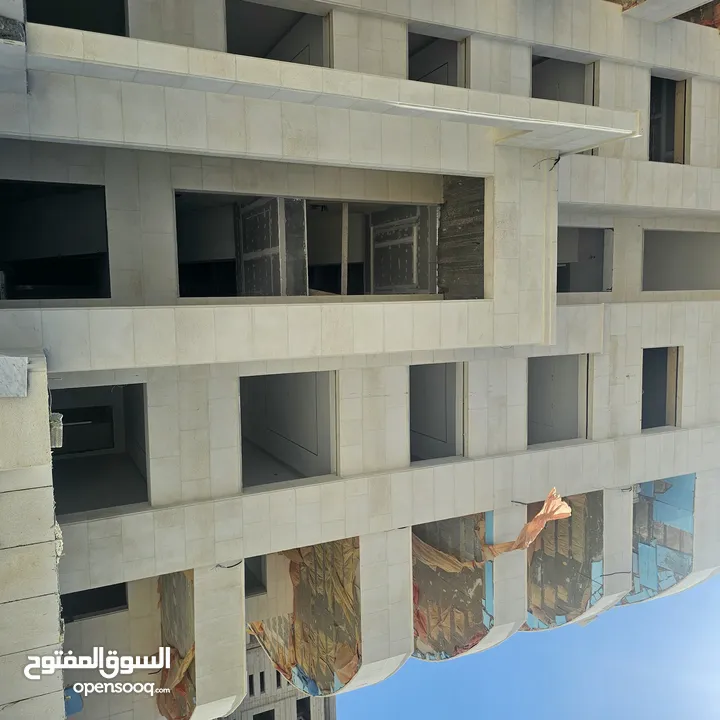 اخير مع روف شركة حسام الجمزاوي للإسكان مساحه 180 داخلي و روف 40 متر ترس 100 متر اطلالة