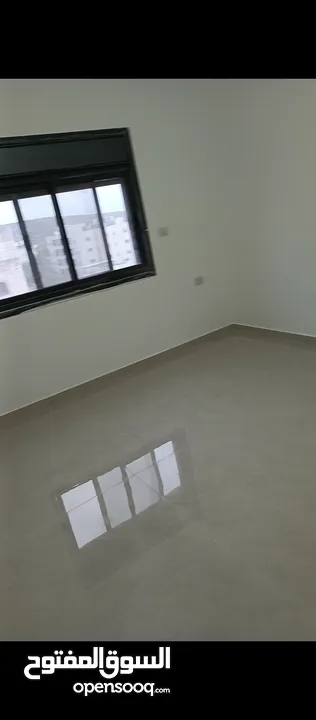 شقة للبيع تتكون من ثلاث غرف اوساع وثلاث برندات وثلاث حمامات وعمراة تتكون من اربع طبقات وكل طبقة شقتي