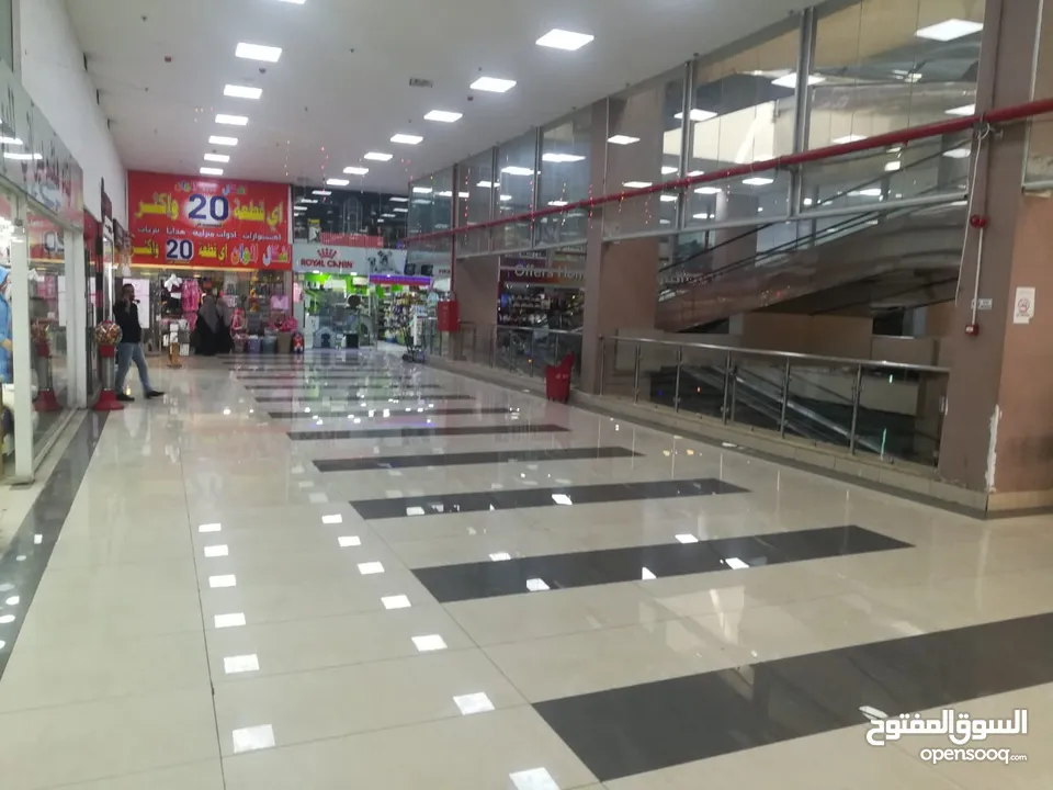 محل بوث على مدخل مول بجانب الريحان