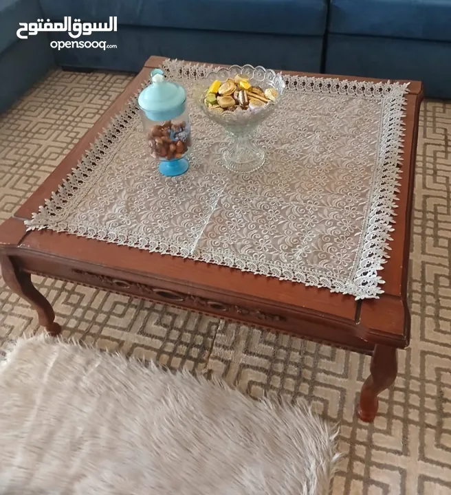 طاولة وسط مع طاولتين جانبيات
