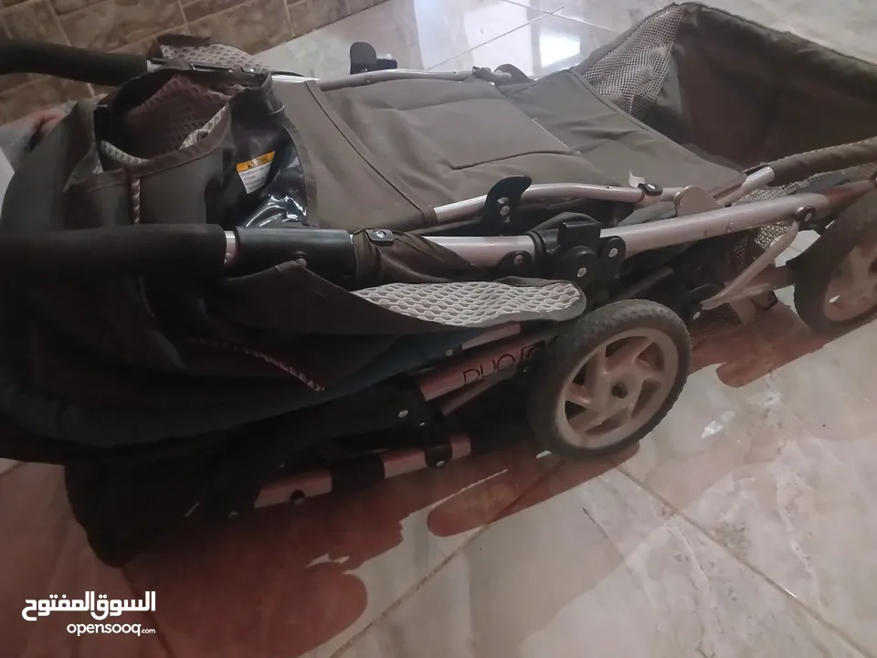 عرباية أطفال لطفلين (توأم) من شركة غراكو مستعمل  وقابل للتفاوض بشيء بسيط
