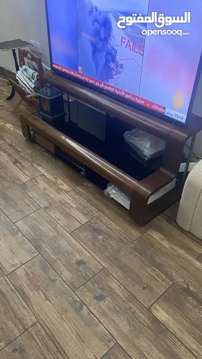 طاولة تلفزيون TV unit للبيع في غرفة الجلوس