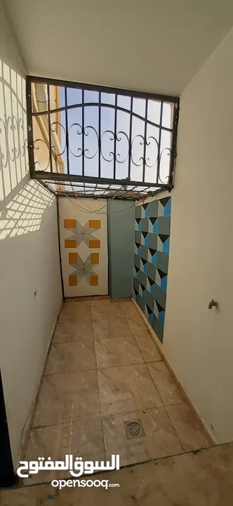 شقة طابق أرضي بمحلة لبدة بمدينة الخمس