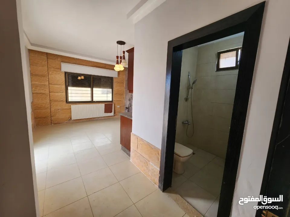 شقة مع روف منفصل فارغة للبيع في حي الصحابة - ref : 14580