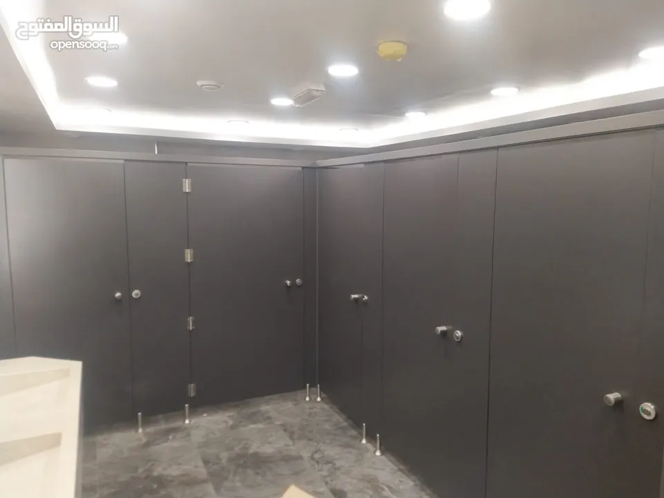 قواطع حمامات فينولك Cubical toilet partitions