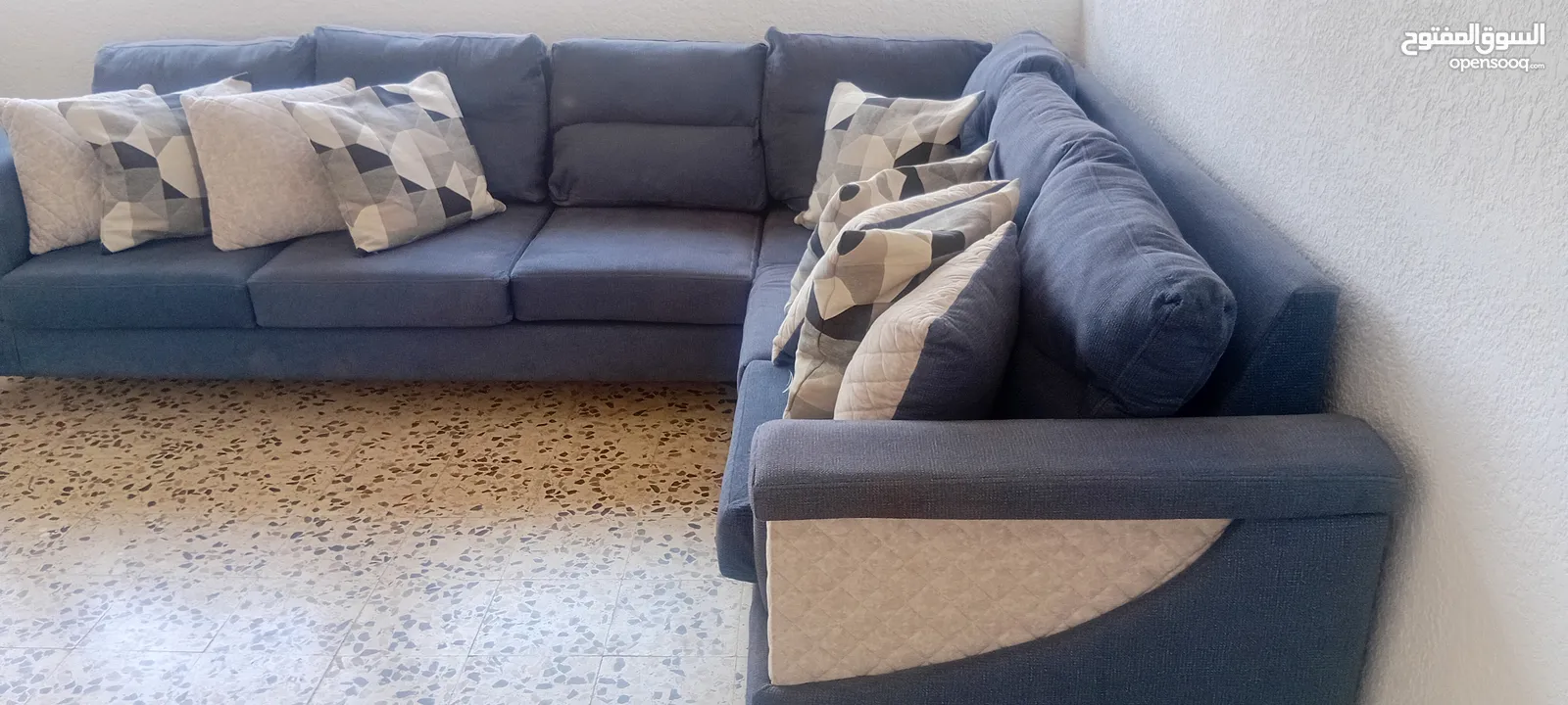 Are you looking for that particular contemporary living room set? Then look no further.