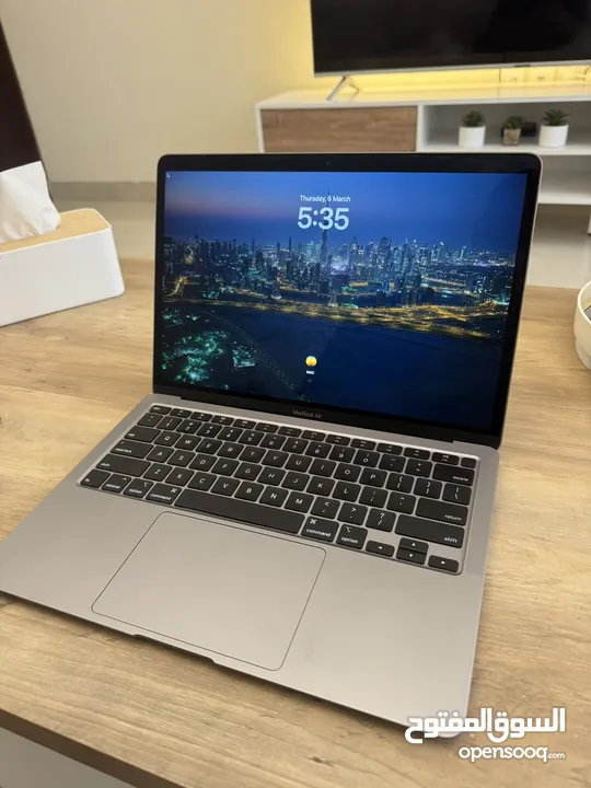 Macbook air 2020 للبيع استعمال نظيف